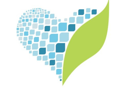 Stilizēta sirds forma, kas veidota no ziliem un zilganiem kvadrātiem, labajā pusē pāriet zaļā lapā, kas simbolizē veselību, dabu un digitālo savienojumu uz balta fona.