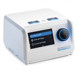 DeVilbiss Blue CPAP aparāts ar digitālo ekrānu, vadības pogu un pogām, ko izmanto miega apnojas terapijai. Ekrānā tiek rādītas SmartCode, CPAP iestatījumu un pulksteņa iestatījumu opcijas.