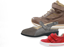 Uz balta fona ir parādīti trīs dažādi apavi: brūni augstpapēžu apavi, pelēki ortopēdiskie apavi ar sānu sprādzi un sarkani apavi ar divām velcro siksnām.