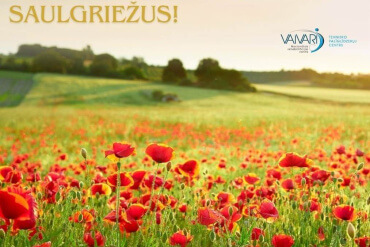 Sarkanu magoņu lauks zem saulainām debesīm, ar uzrakstu PRIECĪGUS VASARAS SAULGRIEŽUS!