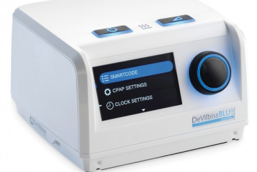 DeVilbiss Blue CPAP aparāts ar digitālo ekrānu, vadības pogu un pogām, ko izmanto miega apnojas terapijai. Ekrānā tiek rādītas SmartCode, CPAP iestatījumu un pulksteņa iestatījumu opcijas.